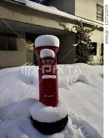 野沢温泉にある雪の積もった郵便ポスト 137721059