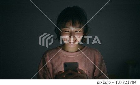 スマホを見る女性 137721784