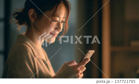 スマホを見る女性 137721785
