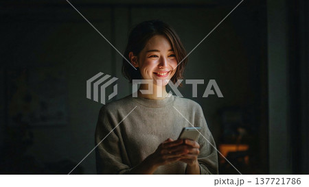 スマホを見る女性 137721786