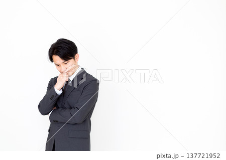 スーツを着て悩むミドル男性ビジネスマン 137721952