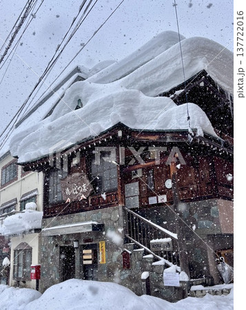 雪がたくさん積もった野沢温泉の松葉の湯 雪がたくさん積もった野沢温泉の松葉の湯 137722016