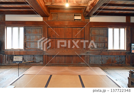 現存12天守宇和島城の天守閣最上階に広がる畳敷きの空間と伝統的な木造建築美 137722348