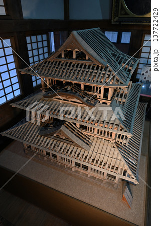 現存12天守宇和島城の天守閣内部に展示された精巧な木製建築模型 137722429