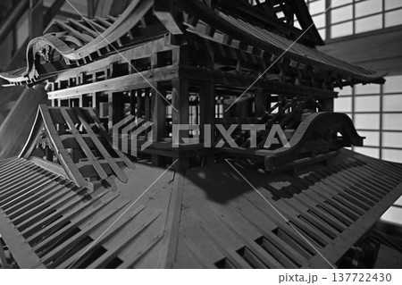 現存12天守宇和島城の天守閣内部に展示された精巧な木製建築模型 現存12天守宇和島城の天守閣内部に展示された精巧な木製建築模型 137722430