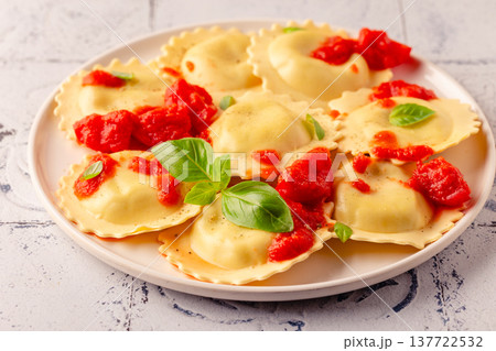 Ravioli with tomato sauce and basil 137722532