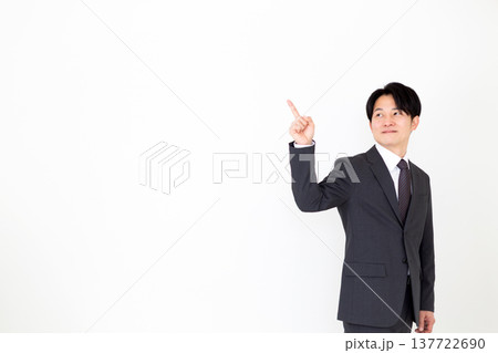 スーツを着たミドル男性ビジネスマン 137722690