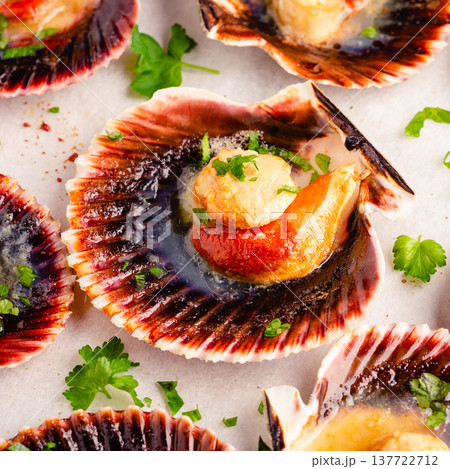 Cooked scallops with parsley 137722712
