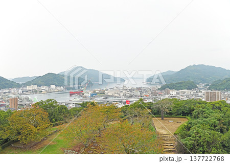 現存天守宇和島城の天守閣から一望する宇和島市街地と宇和島湾の絶景 現存天守宇和島城の天守閣から一望する宇和島市街地と宇和島湾の絶景 137722768