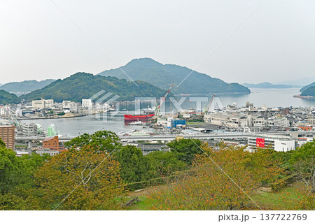 現存天守宇和島城の天守閣から一望する宇和島市街地と宇和島湾の絶景 現存天守宇和島城の天守閣から一望する宇和島市街地と宇和島湾の絶景 137722769