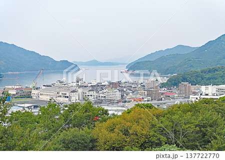 現存天守宇和島城の天守閣から一望する宇和島市街地と宇和島湾の絶景 137722770