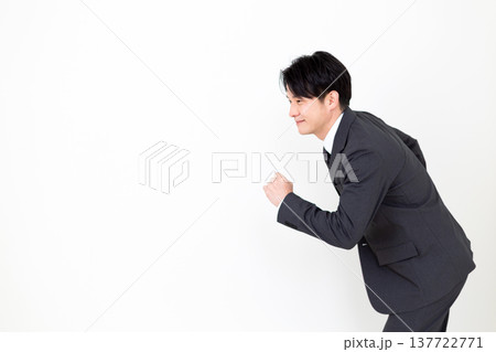 走るポーズをするスーツを着たミドル男性ビジネスマン 137722771