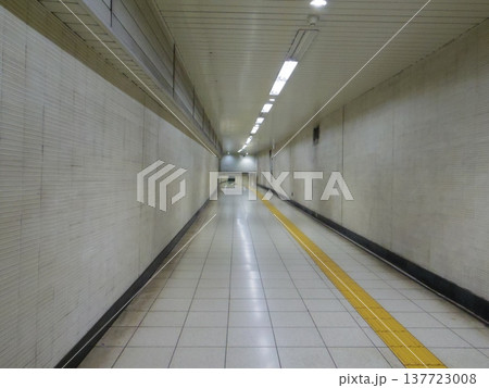 地下道の駅、地下通路、奥に続く 地下道の駅、地下通路、奥に続く 137723008