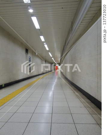 地下道の駅、地下通路、奥に続く 137723010