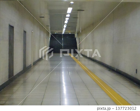 地下道の駅、地下通路、奥に続く 地下道の駅、地下通路、奥に続く 137723012