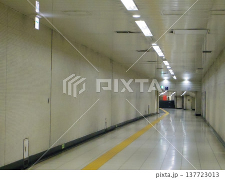 地下道の駅、地下通路、奥に続く 地下道の駅、地下通路、奥に続く 137723013