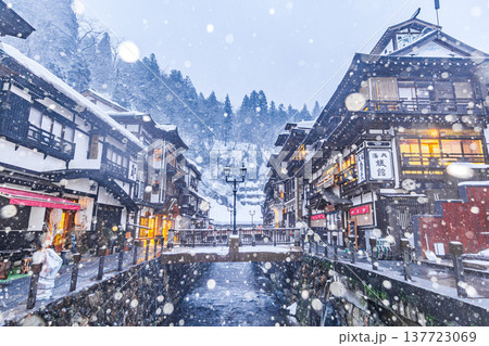 銀山温泉　冬　（山形県） 137723069