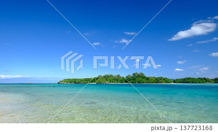カビラ湾の青い海と波の風景 137723168