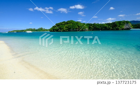 カビラ湾の青い海と波の風景 カビラ湾の青い海と波の風景 137723175