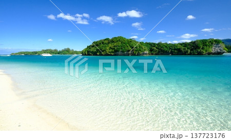 カビラ湾の青い海と波の風景 137723176