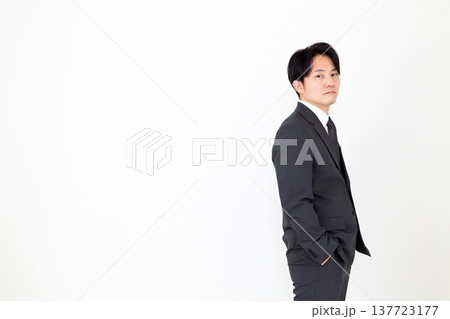 スーツを着たミドル男性ビジネスマン スーツを着たミドル男性ビジネスマン 137723177