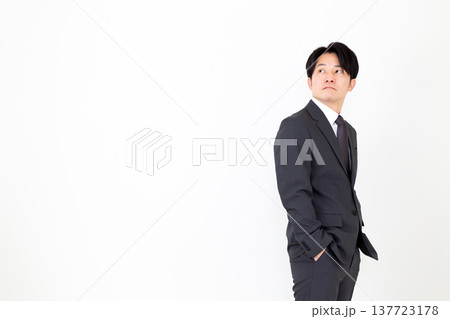 スーツを着たミドル男性ビジネスマン 137723178