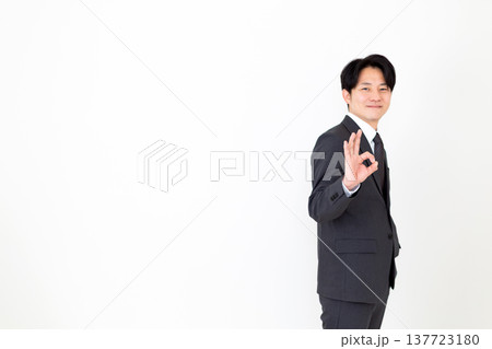 丸のポーズをするスーツを着たミドル男性ビジネスマン 丸のポーズをするスーツを着たミドル男性ビジネスマン 137723180