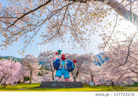 日本一の天狗と桜 戸倉キティパーク (長野県千曲市) 日本一の天狗と桜 戸倉キティパーク (長野県千曲市) 137723218