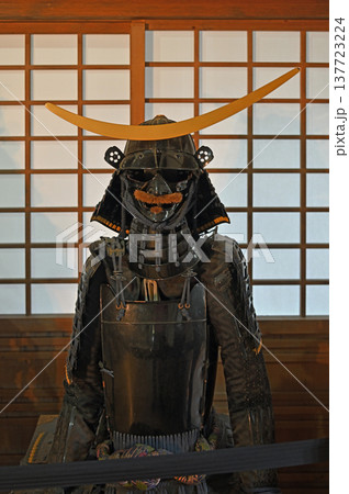 現存天守宇和島城の天守閣内部に展示された勇壮な武士の甲冑と鎧兜 現存天守宇和島城の天守閣内部に展示された勇壮な武士の甲冑と鎧兜 137723224