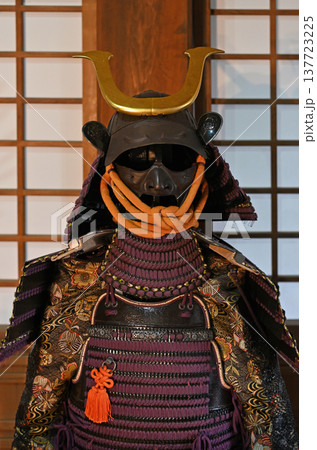 現存天守宇和島城の天守閣内部に展示された勇壮な武士の甲冑と鎧兜 現存天守宇和島城の天守閣内部に展示された勇壮な武士の甲冑と鎧兜 137723225