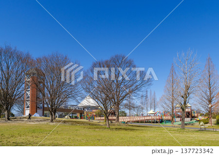 青空が綺麗な戸田川緑（名古屋市港区） 137723342