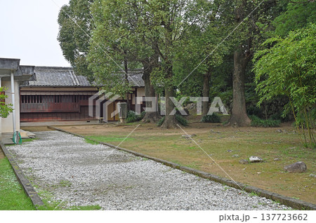 現存天守宇和島城の城山郷土館へと続く砂利道と風情ある木製看板の風景 137723662