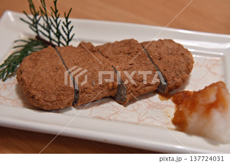 宇和島名産じゃこ天の盛り付けと大根おろしを添えた郷土料理 137724031