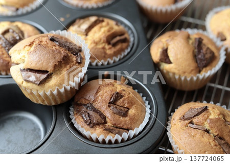 焼きたての手作りチョコチャンクマフィン　ホットケーキミックスを使ったマフィン 137724065
