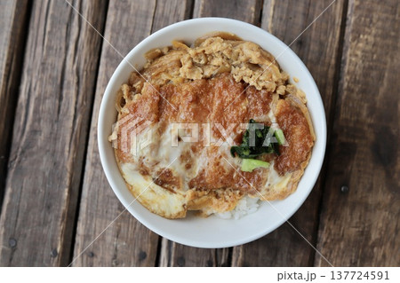 卵が少し固くなってしまったロースカツ丼 137724591