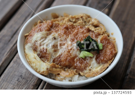 卵が少し固くなってしまったロースカツ丼 卵が少し固くなってしまったロースカツ丼 137724593