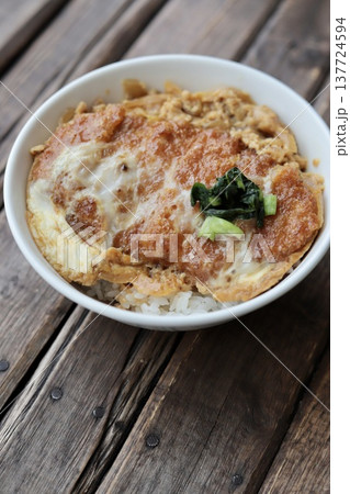 卵が少し固くなってしまったロースカツ丼 卵が少し固くなってしまったロースカツ丼 137724594