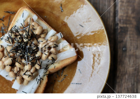 角食を使った大根ピクルスと海苔の納豆トースト 137724638