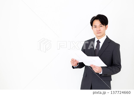 グラフを見るスーツを着たミドル男性ビジネスマン 137724660