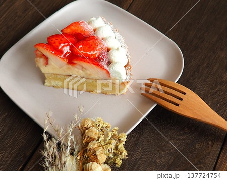 いちごタルト　カット 137724754
