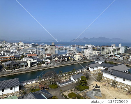 今治城天守から眺めた今治市街と瀬戸内海の風景（愛媛県今治市） 137725069