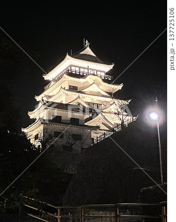 夜にライトアップされた福山城天守（広島県福山市） 137725106