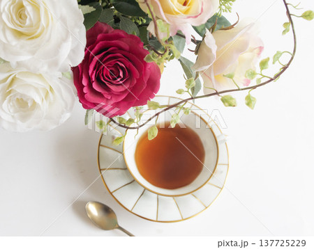 テーブルに紅茶とブーケ ティータイム テーブルに紅茶とブーケ ティータイム 137725229