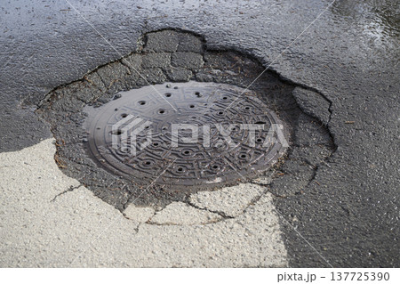 陥没したマンホール 137725390