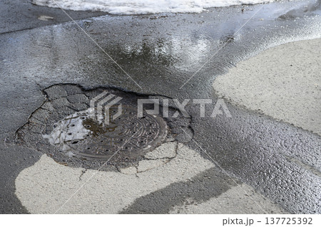 陥没したマンホール 137725392