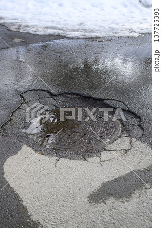 陥没したマンホール 137725393