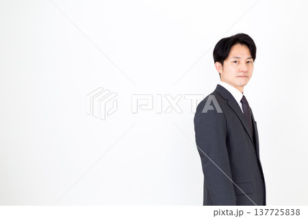 スーツを着たミドル男性ビジネスマン スーツを着たミドル男性ビジネスマン 137725838