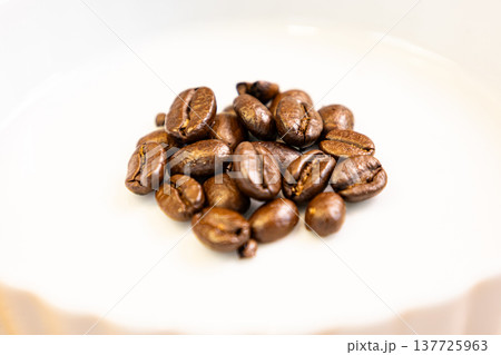 焙煎したコーヒー豆 137725963