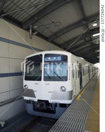 西武多摩川線武蔵境駅に停車している電車 137726042