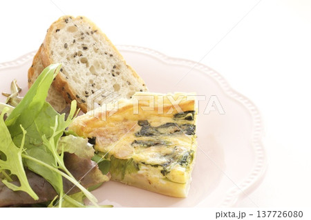 ほうれんそうとベーコンのキッシュと胡麻パン 137726080